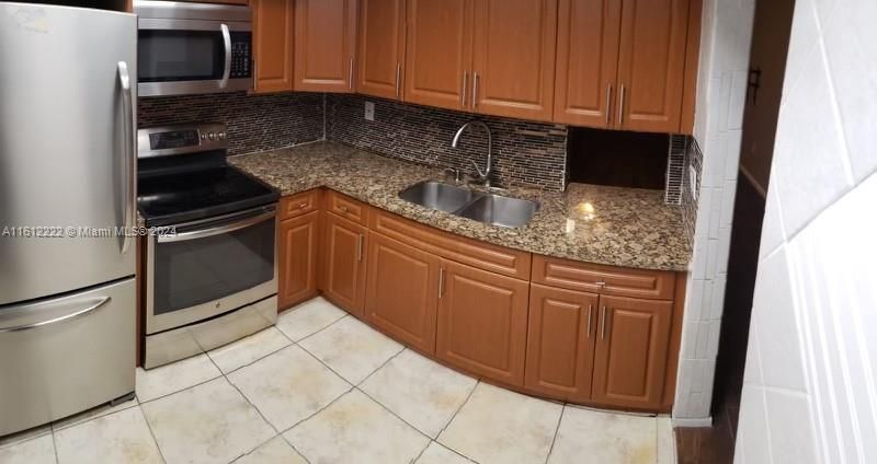 For Sale: $215,000 (2 beds, 1 baths, 810 Square Feet)