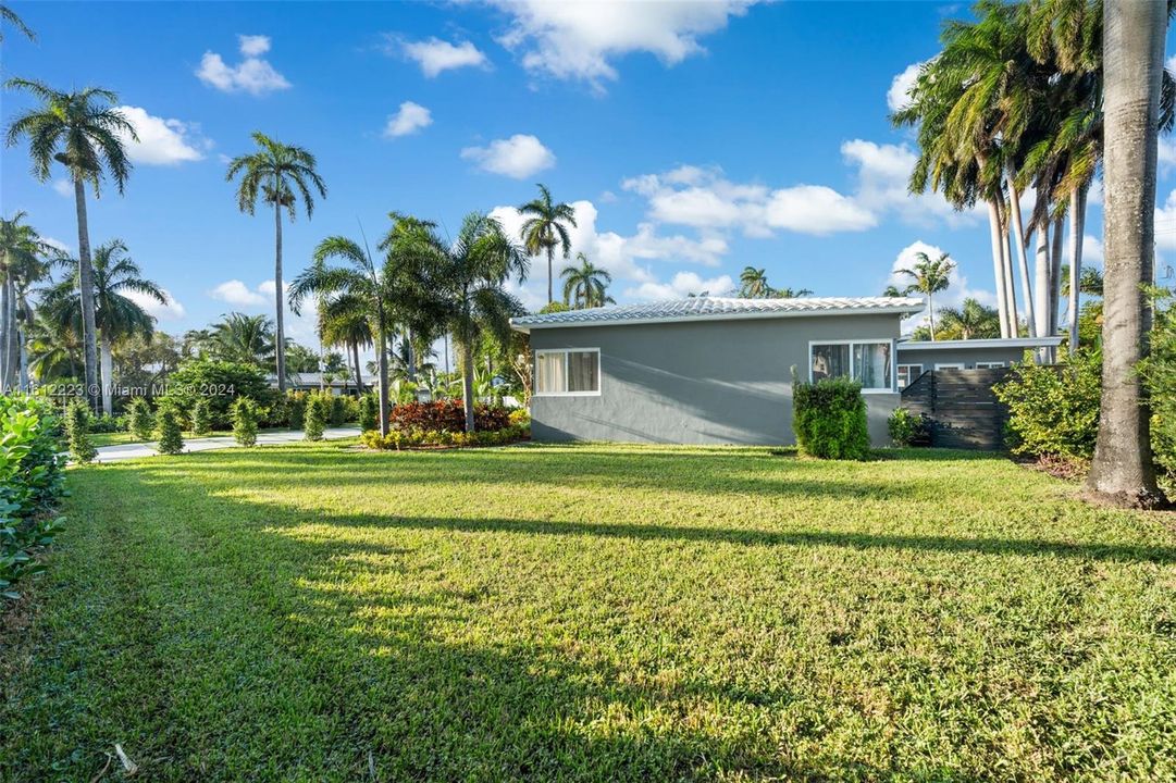 For Sale: $1,699,000 (3 beds, 3 baths, 2882 Square Feet)