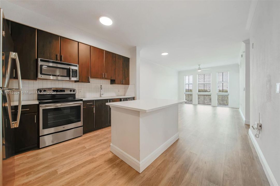 Active With Contract: $2,215 (1 beds, 1 baths, 800 Square Feet)