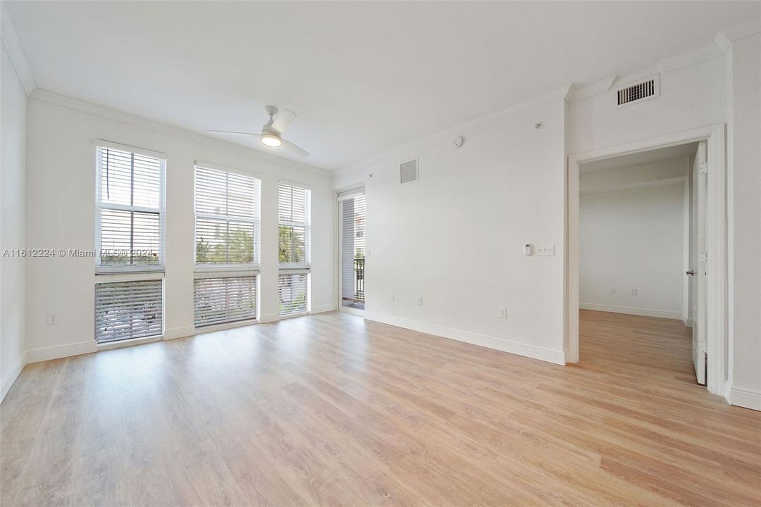 Active With Contract: $2,215 (1 beds, 1 baths, 800 Square Feet)