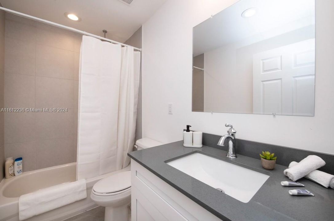 For Rent: $2,200 (1 beds, 2 baths, 780 Square Feet)