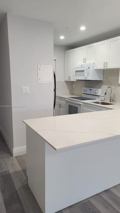 For Rent: $2,200 (2 beds, 2 baths, 890 Square Feet)