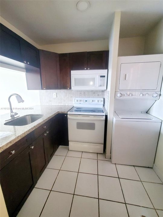 For Rent: $2,300 (2 beds, 2 baths, 915 Square Feet)