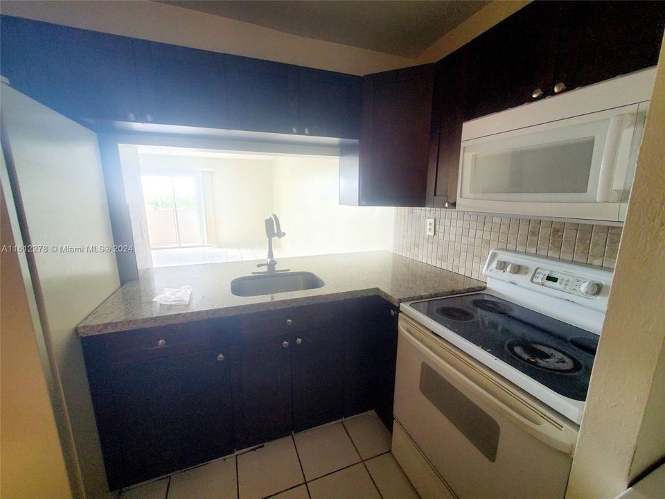 For Rent: $2,300 (2 beds, 2 baths, 915 Square Feet)