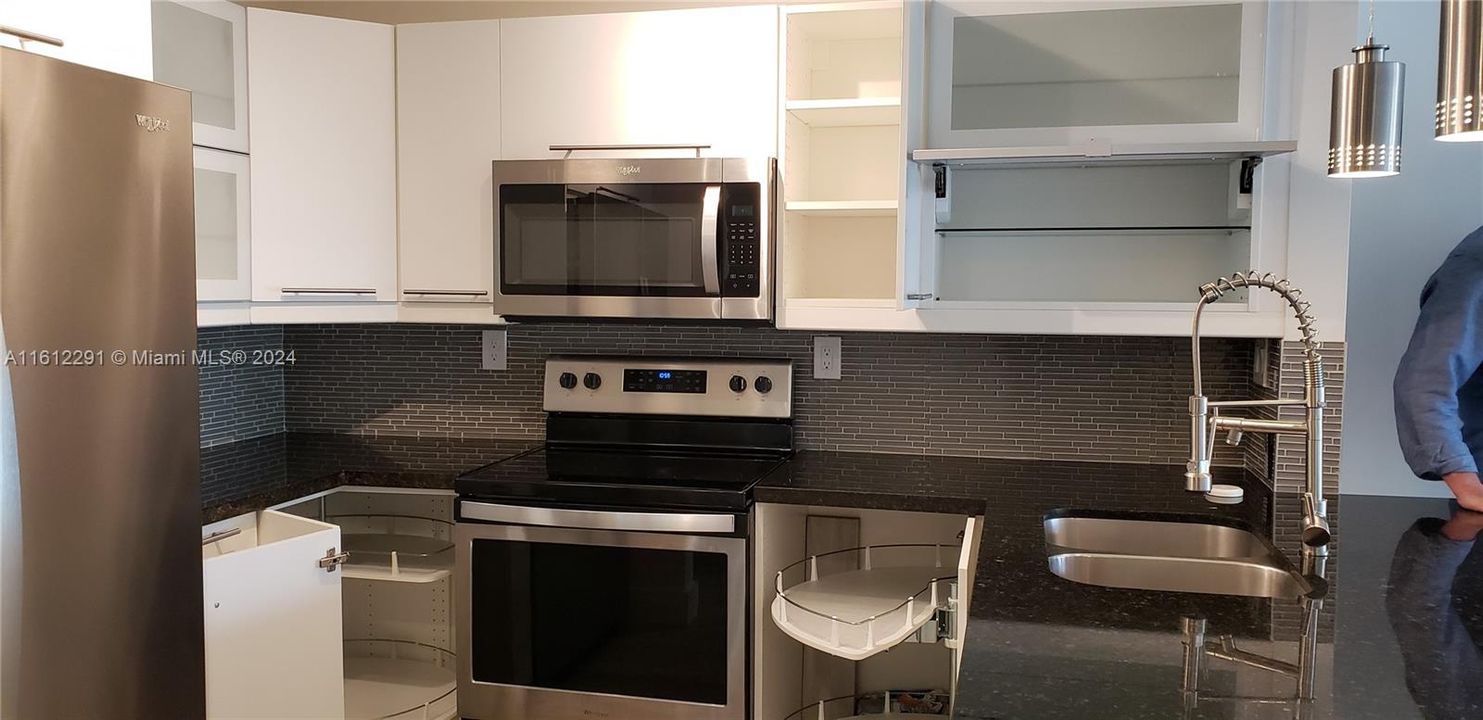 For Rent: $2,400 (1 beds, 1 baths, 915 Square Feet)