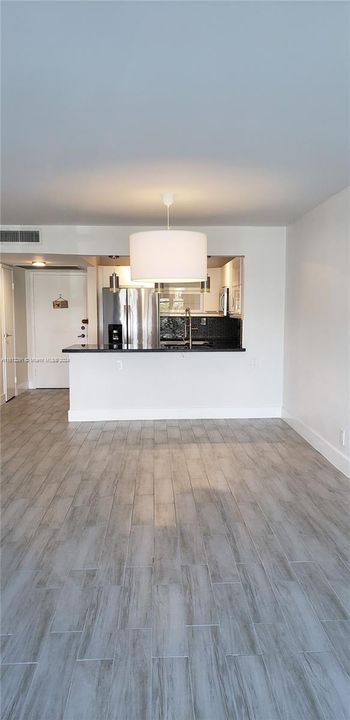 For Rent: $2,400 (1 beds, 1 baths, 915 Square Feet)