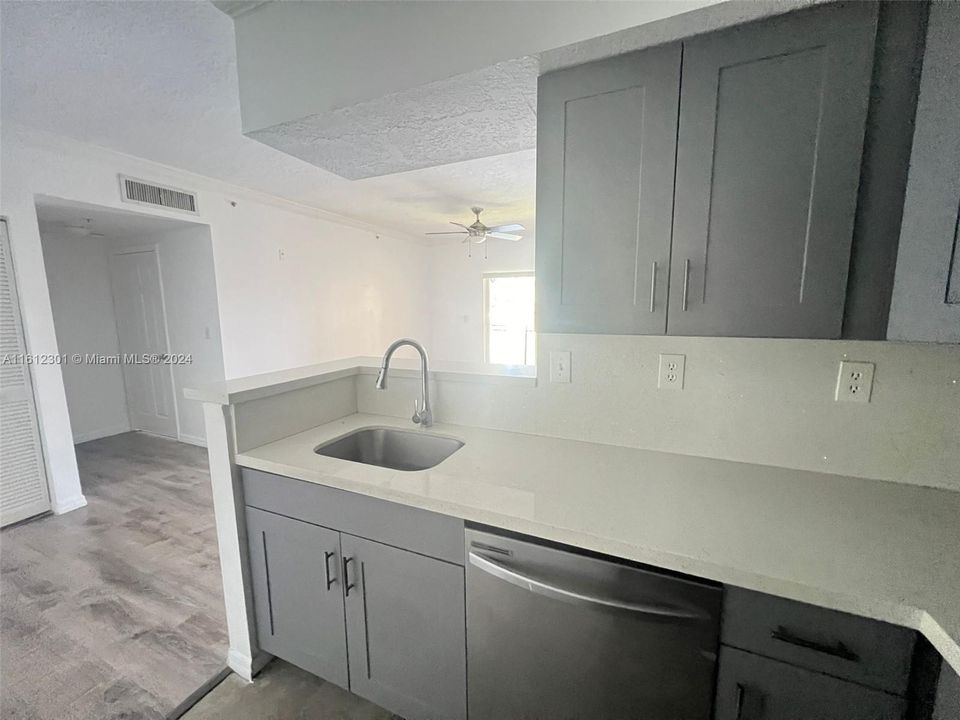 For Rent: $2,300 (1 beds, 1 baths, 713 Square Feet)