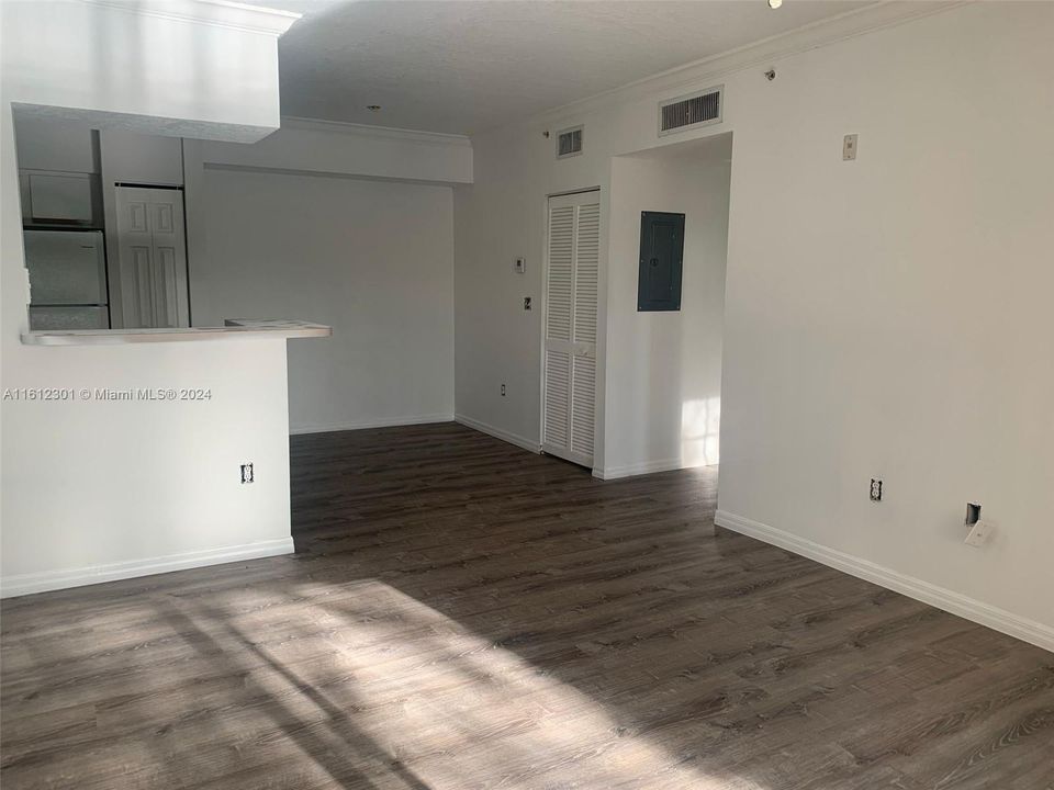 For Rent: $2,300 (1 beds, 1 baths, 713 Square Feet)