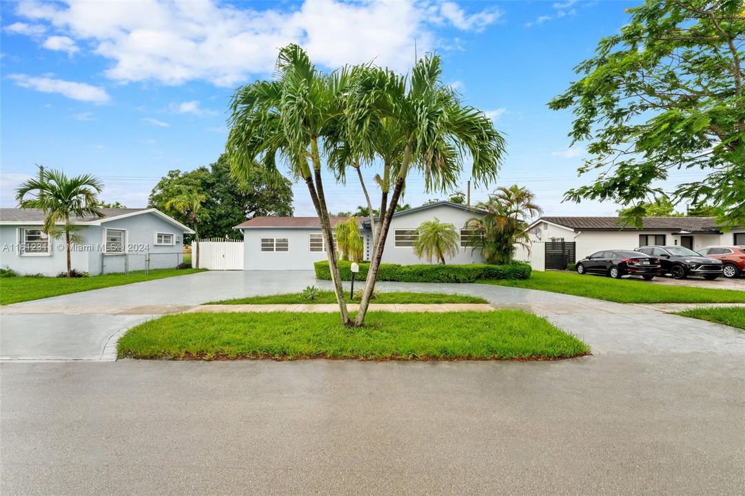 For Sale: $770,000 (3 beds, 2 baths, 2204 Square Feet)