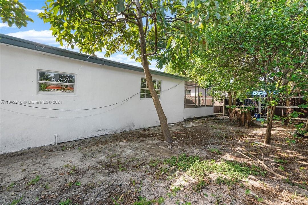 For Sale: $575,000 (3 beds, 2 baths, 1640 Square Feet)