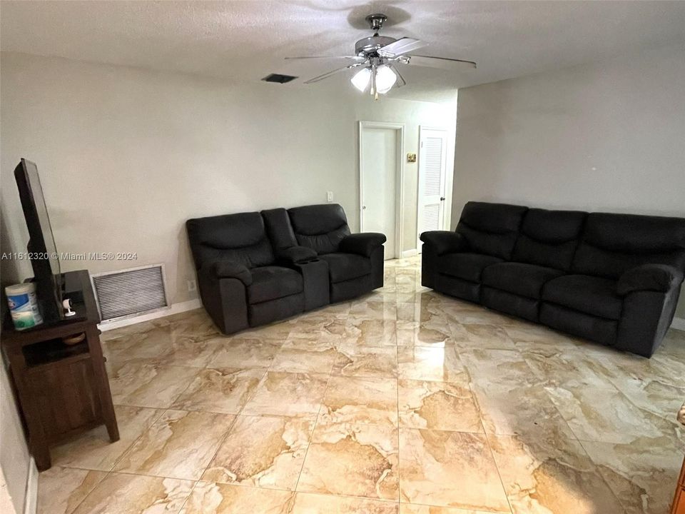 Vendido Recientemente: $559,000 (4 camas, 2 baños, 1644 Pies cuadrados)