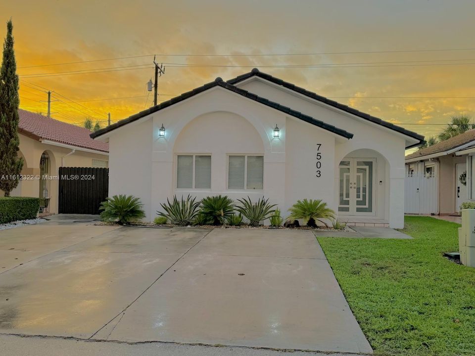 For Sale: $595,000 (3 beds, 2 baths, 1366 Square Feet)