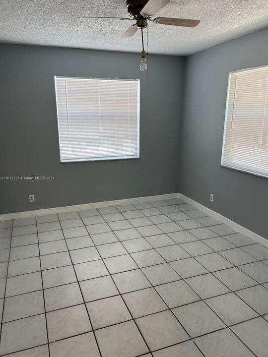 Active With Contract: $1,400 (1 beds, 1 baths, 750 Square Feet)