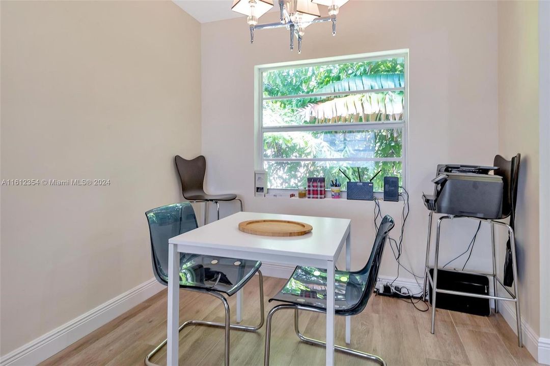 Active With Contract: $325,000 (1 beds, 1 baths, 582 Square Feet)