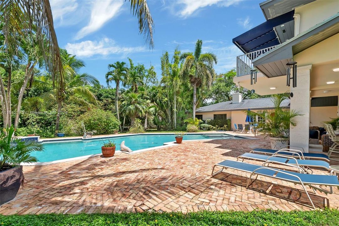 Vendido Recientemente: $2,150,000 (4 camas, 2 baños, 4078 Pies cuadrados)