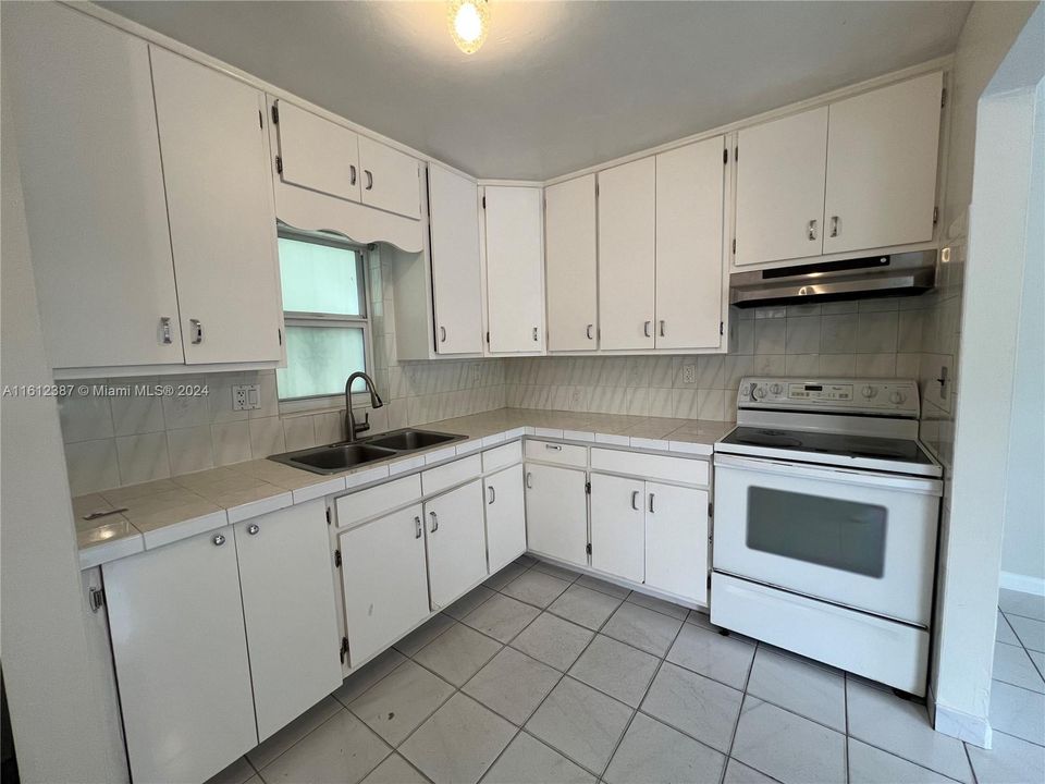 For Sale: $395,000 (2 beds, 1 baths, 805 Square Feet)