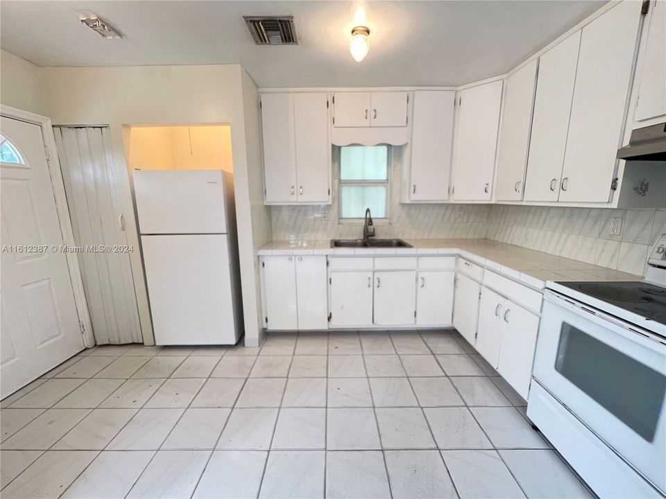 Recently Sold: $395,000 (2 beds, 1 baths, 805 Square Feet)