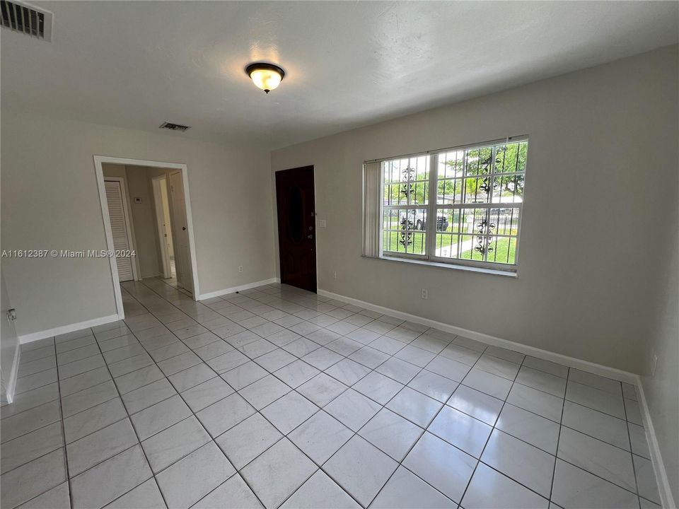 For Sale: $395,000 (2 beds, 1 baths, 805 Square Feet)