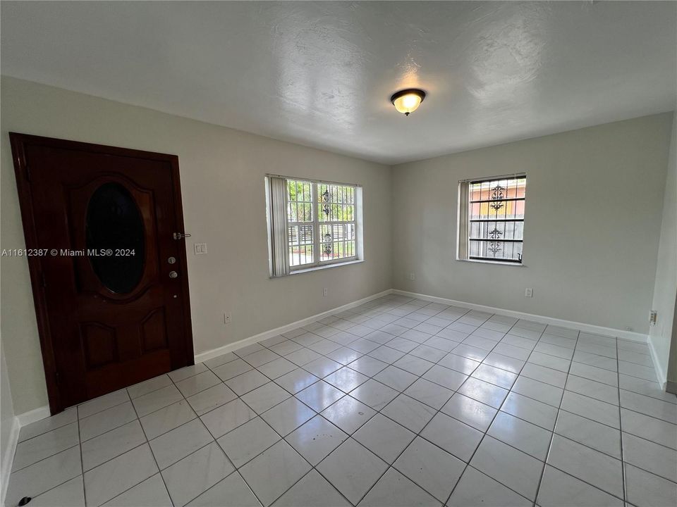 For Sale: $395,000 (2 beds, 1 baths, 805 Square Feet)