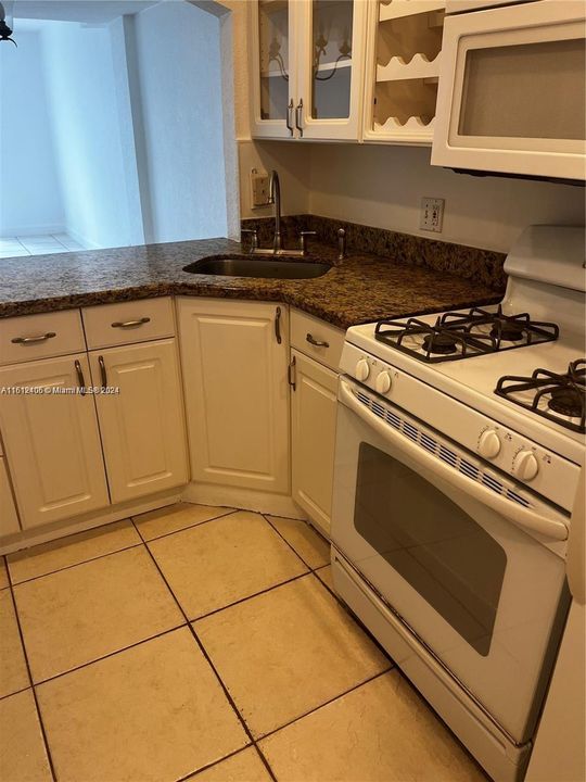 For Rent: $2,400 (2 beds, 1 baths, 900 Square Feet)