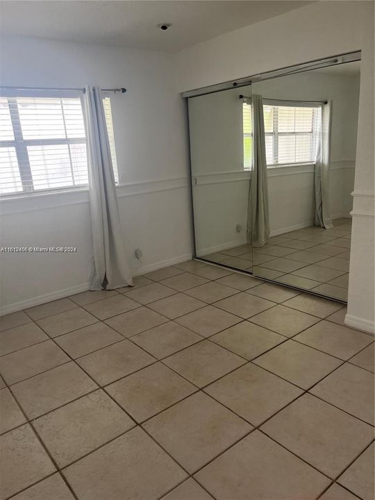 For Rent: $2,400 (2 beds, 1 baths, 900 Square Feet)