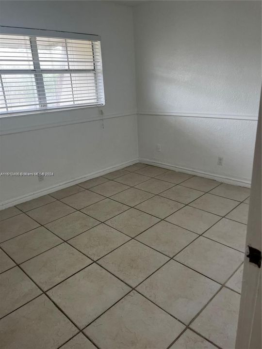 For Rent: $2,400 (2 beds, 1 baths, 900 Square Feet)