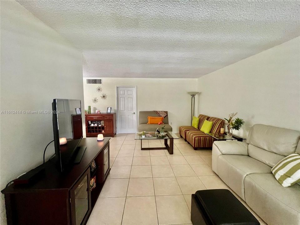 For Sale: $159,000 (2 beds, 2 baths, 950 Square Feet)