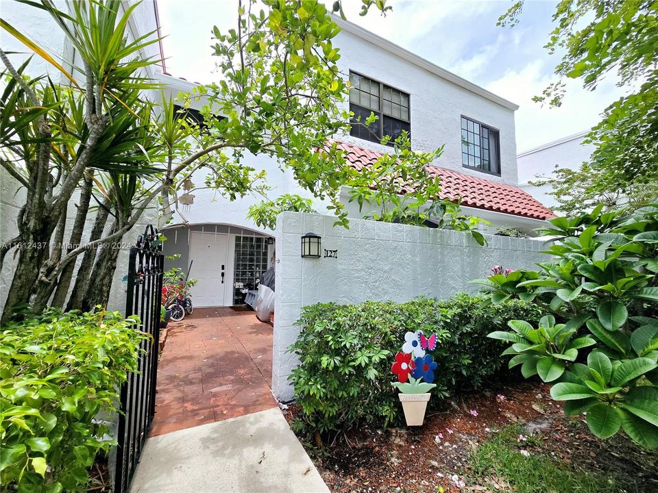 For Sale: $545,000 (2 beds, 2 baths, 1107 Square Feet)