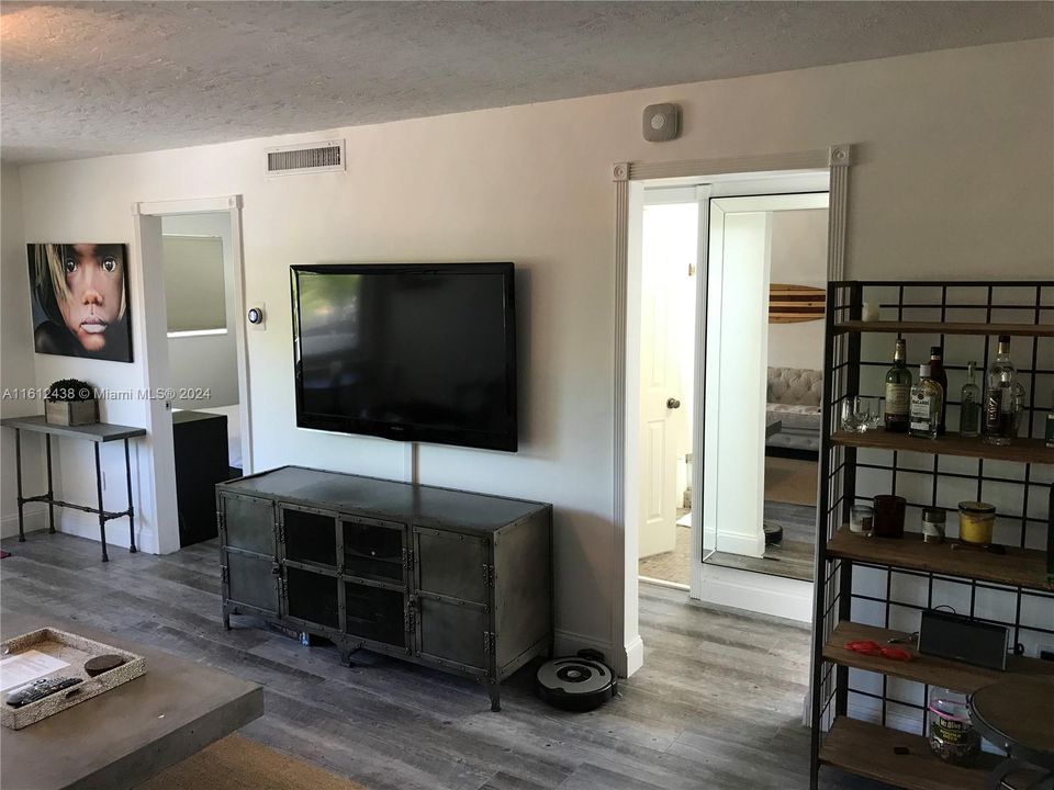 For Rent: $2,900 (2 beds, 1 baths, 740 Square Feet)