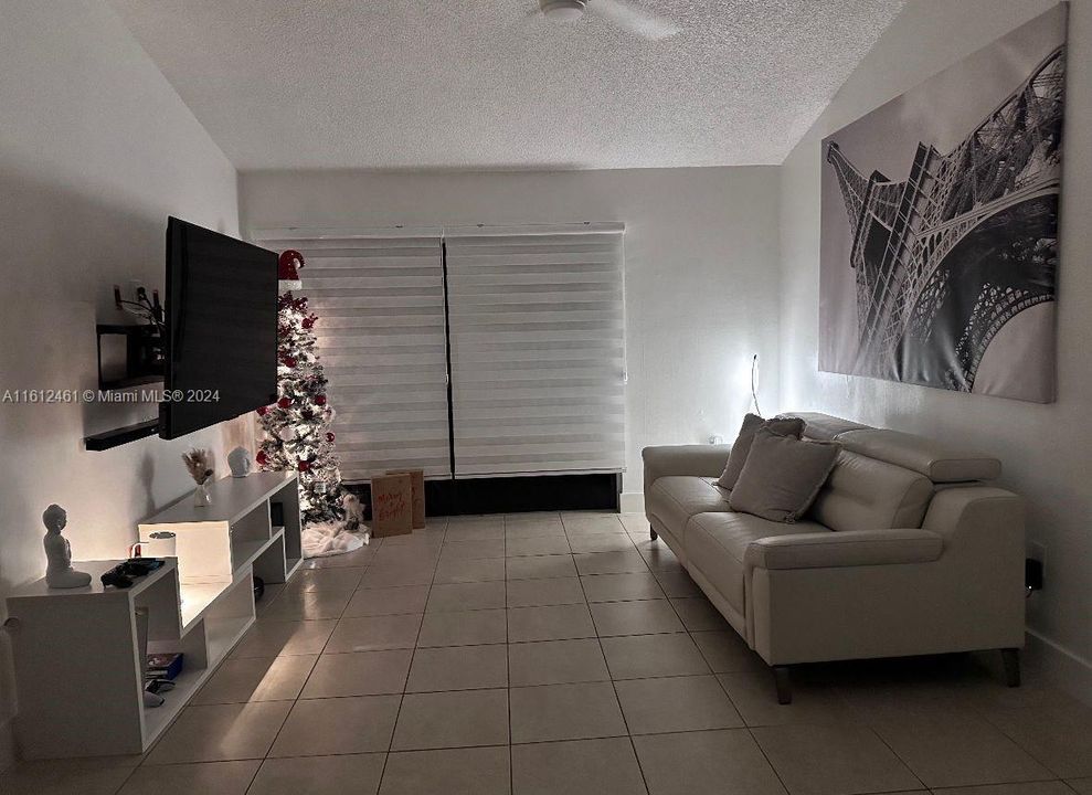 For Sale: $220,000 (1 beds, 1 baths, 689 Square Feet)