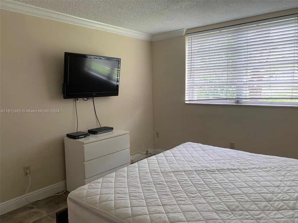 Active With Contract: $1,900 (1 beds, 1 baths, 0 Square Feet)