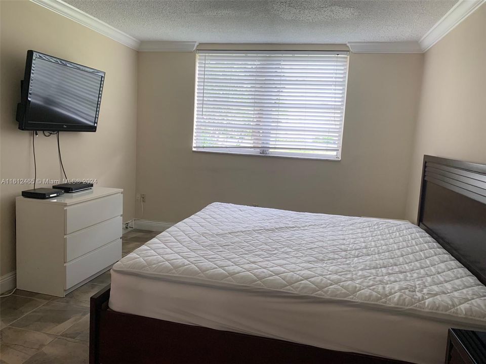 Active With Contract: $1,900 (1 beds, 1 baths, 0 Square Feet)