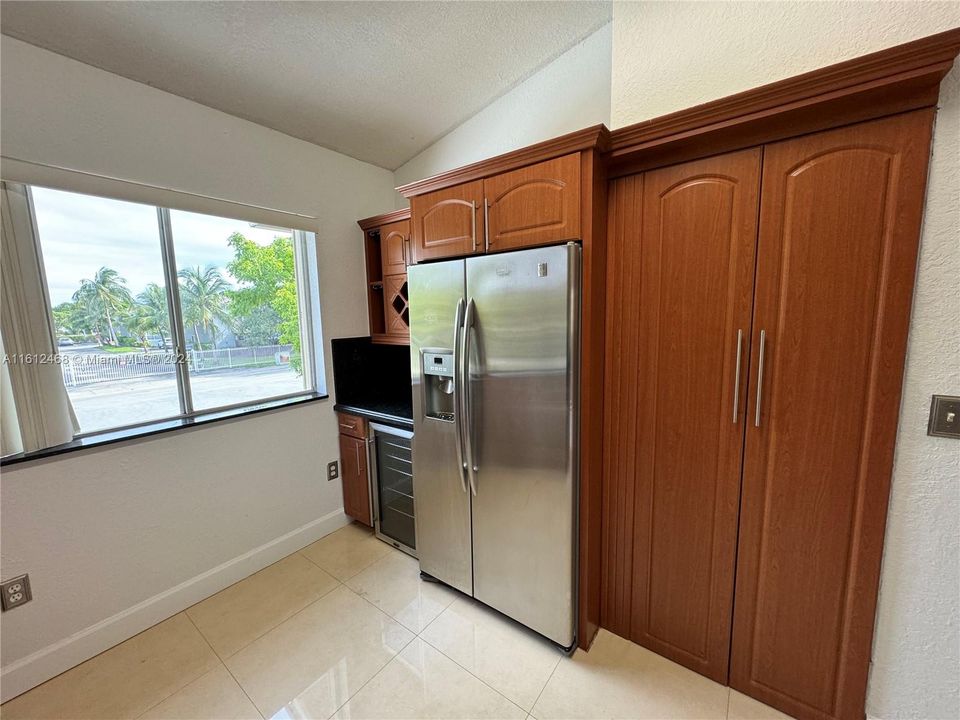 For Sale: $310,000 (2 beds, 2 baths, 904 Square Feet)