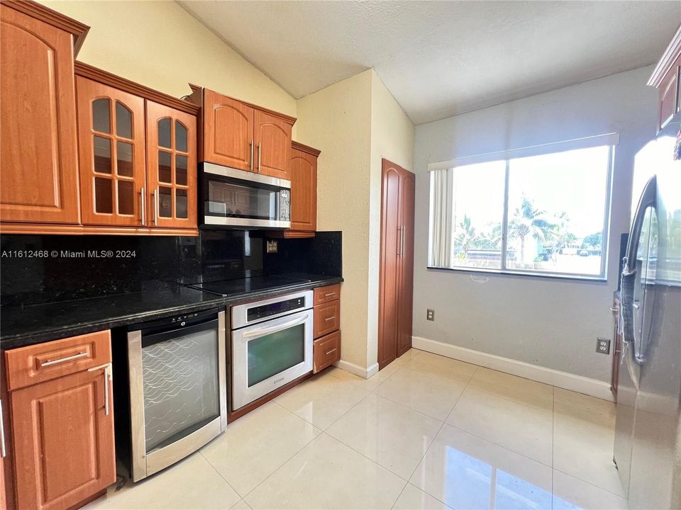 For Sale: $310,000 (2 beds, 2 baths, 904 Square Feet)