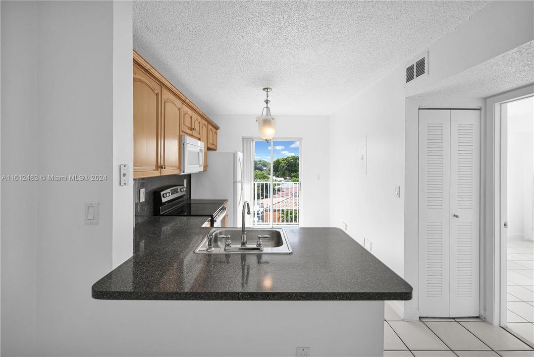 For Rent: $2,350 (2 beds, 2 baths, 625 Square Feet)