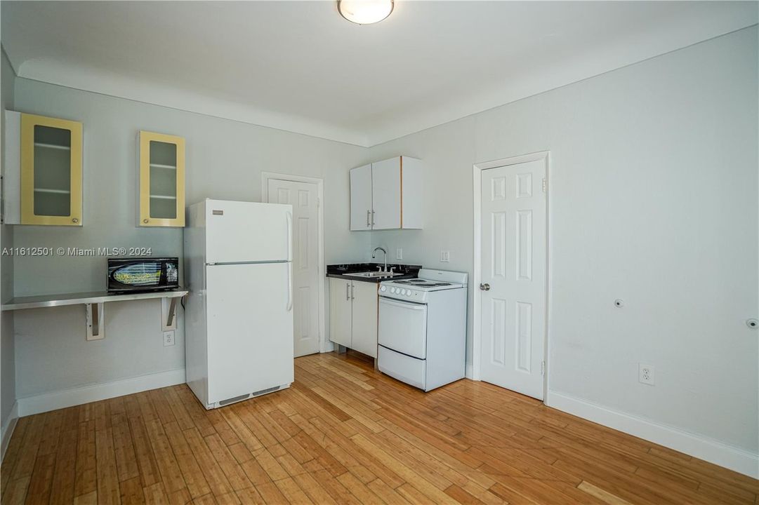 Active With Contract: $1,725 (0 beds, 1 baths, 500 Square Feet)