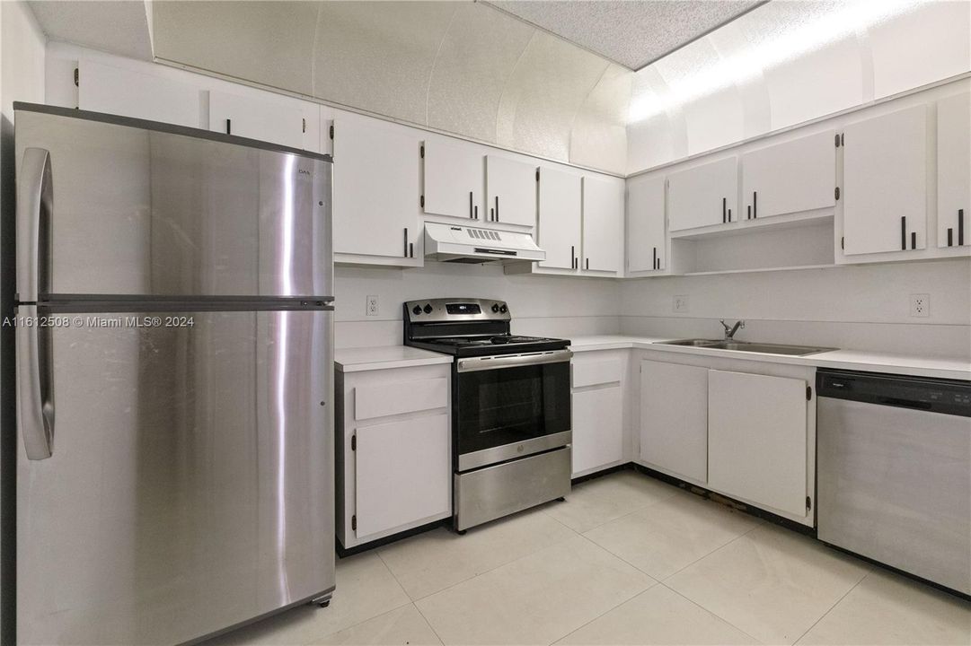 For Sale: $275,000 (2 beds, 2 baths, 1220 Square Feet)