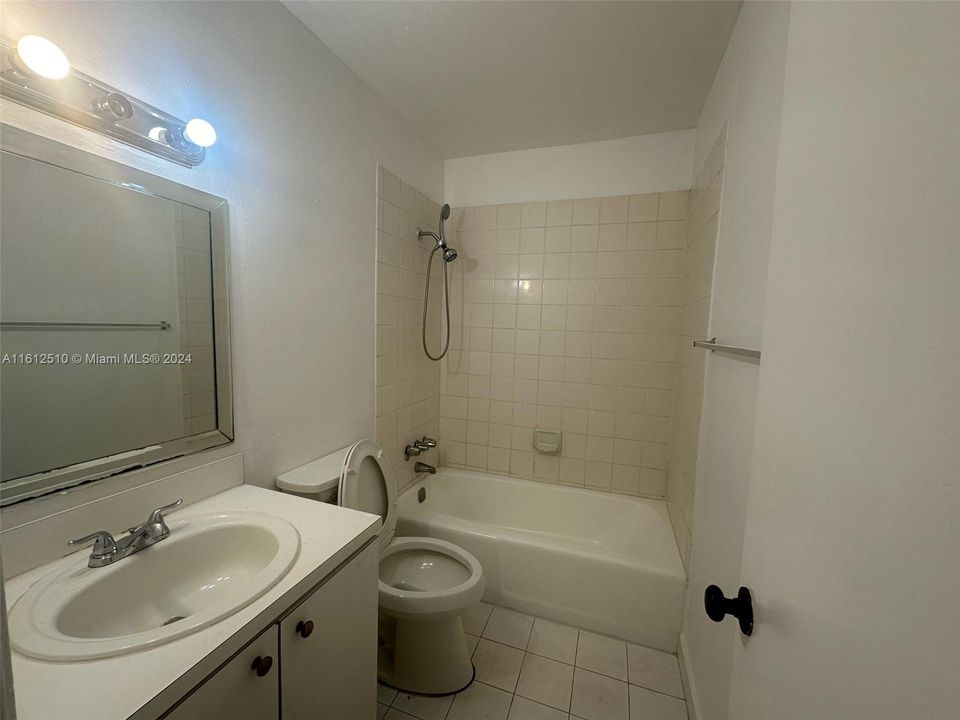 For Rent: $1,850 (1 beds, 1 baths, 943 Square Feet)