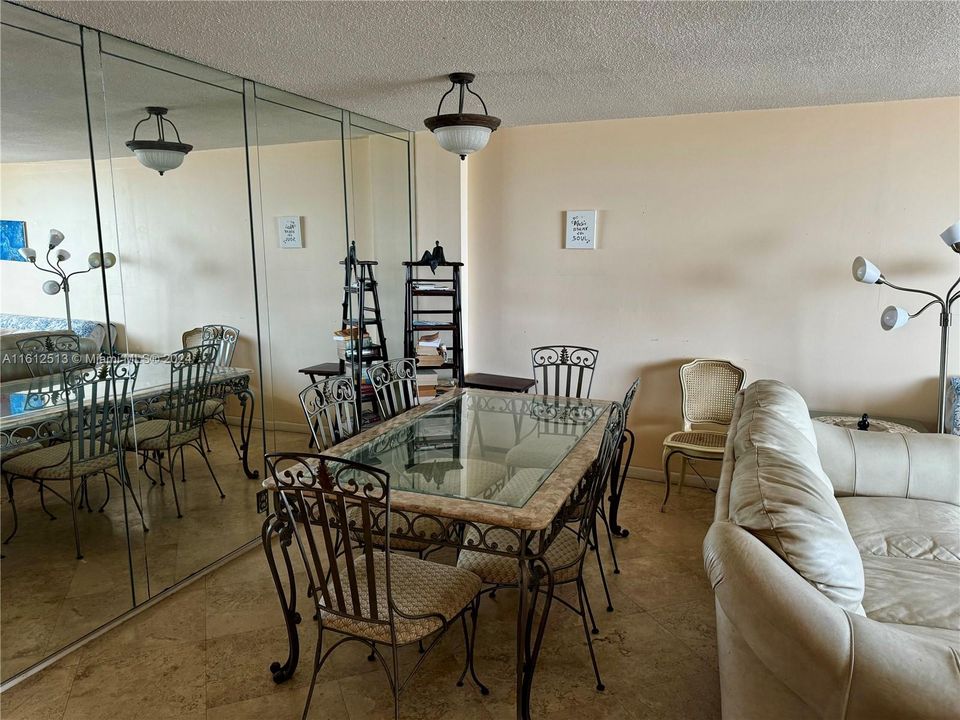 For Sale: $525,000 (1 beds, 1 baths, 950 Square Feet)