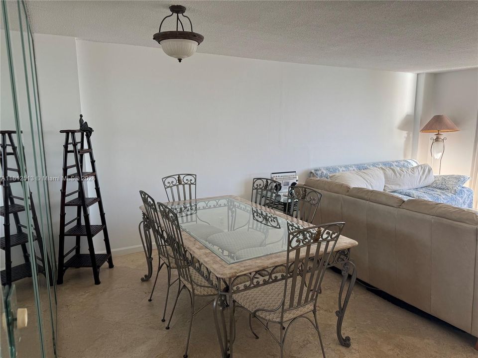 For Sale: $522,000 (1 beds, 1 baths, 950 Square Feet)