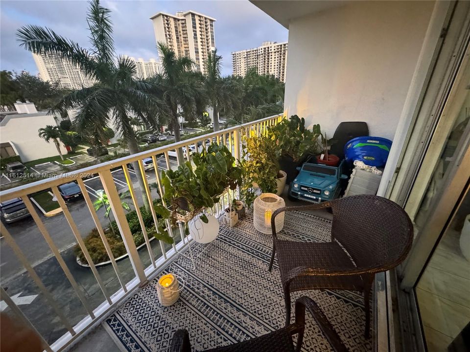 For Sale: $298,995 (1 beds, 2 baths, 1066 Square Feet)