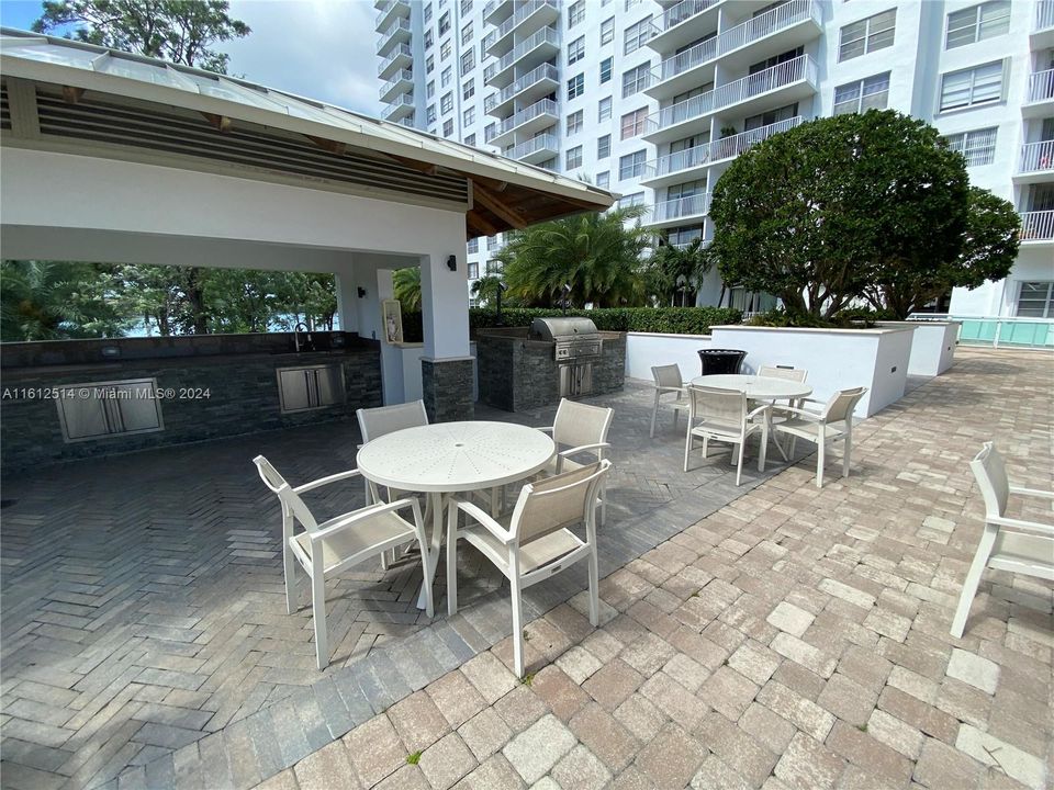 For Sale: $298,995 (1 beds, 2 baths, 1066 Square Feet)