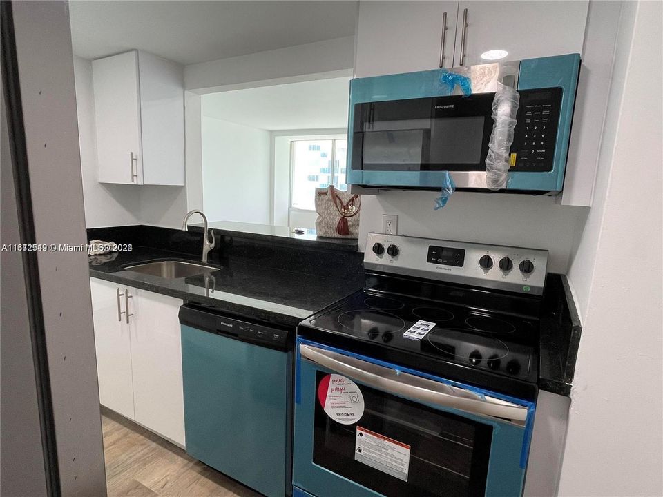 For Rent: $2,199 (1 beds, 1 baths, 741 Square Feet)