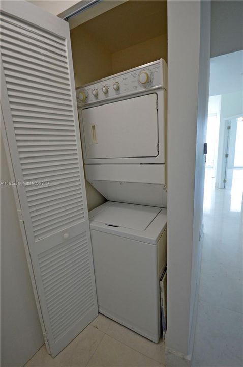 Washer & dryer in the unit