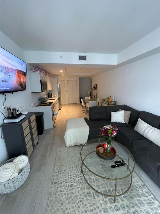 For Sale: $555,000 (1 beds, 1 baths, 684 Square Feet)