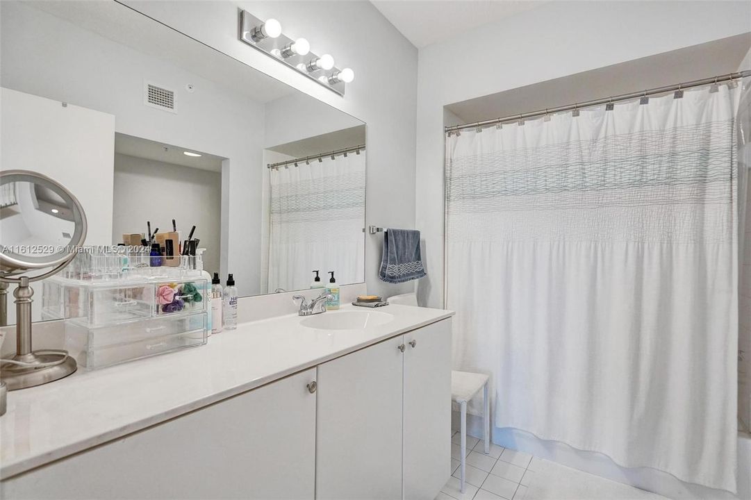 For Sale: $585,000 (2 beds, 2 baths, 1190 Square Feet)