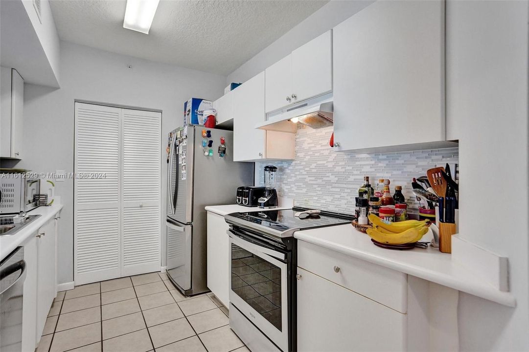 For Sale: $585,000 (2 beds, 2 baths, 1190 Square Feet)