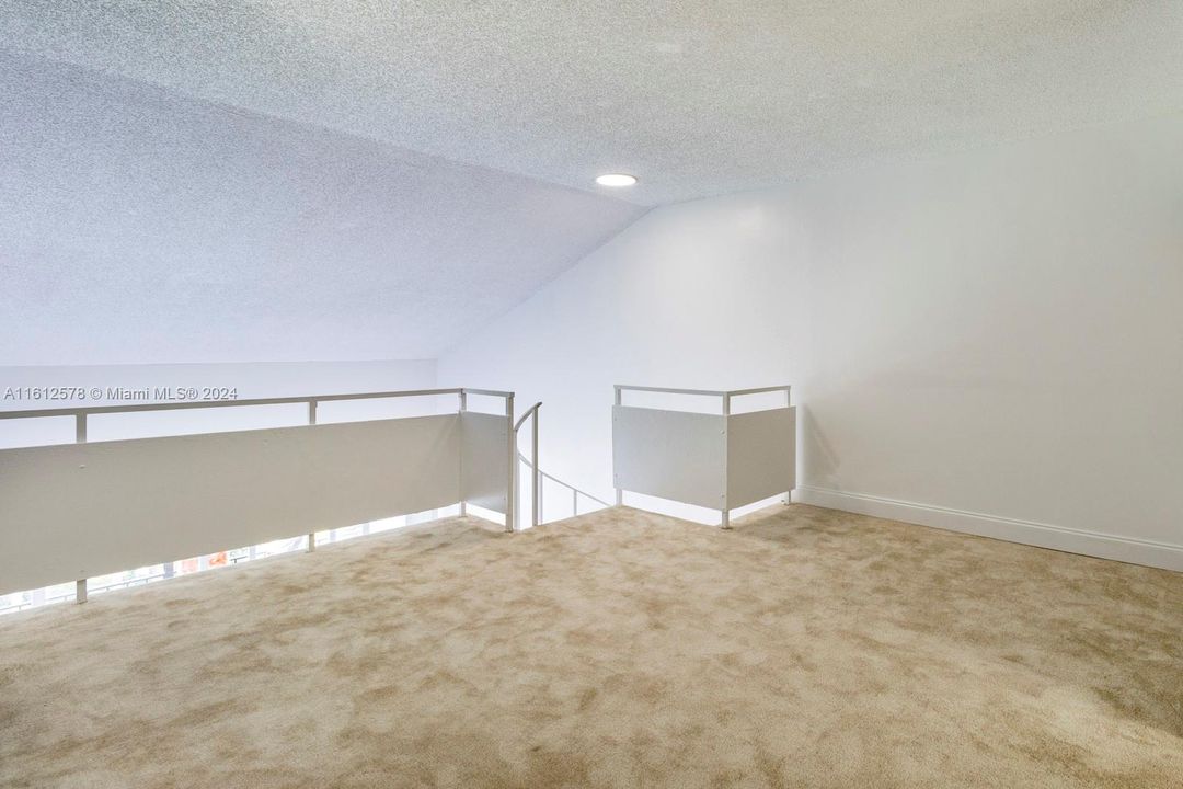 For Rent: $1,725 (1 beds, 1 baths, 900 Square Feet)