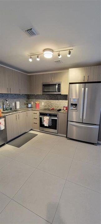 For Rent: $2,700 (1 beds, 1 baths, 670 Square Feet)