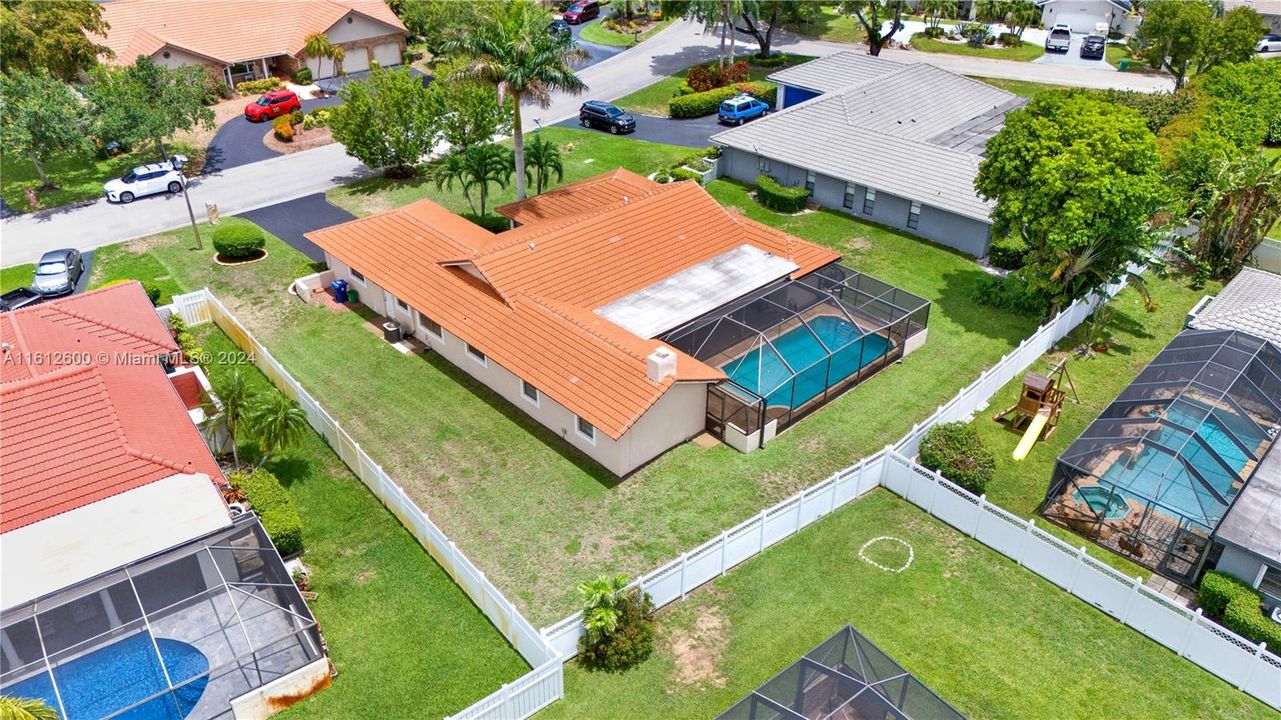 En Venta: $735,000 (4 camas, 2 baños, 2644 Pies cuadrados)